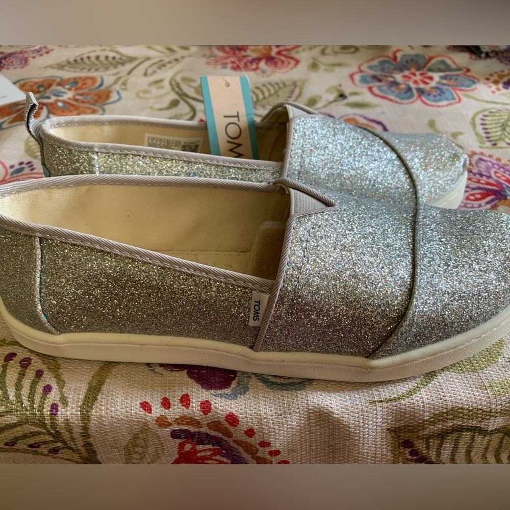 Tom’s Kids New Size 4 Silver Iridescent Glimmer slip on shoes